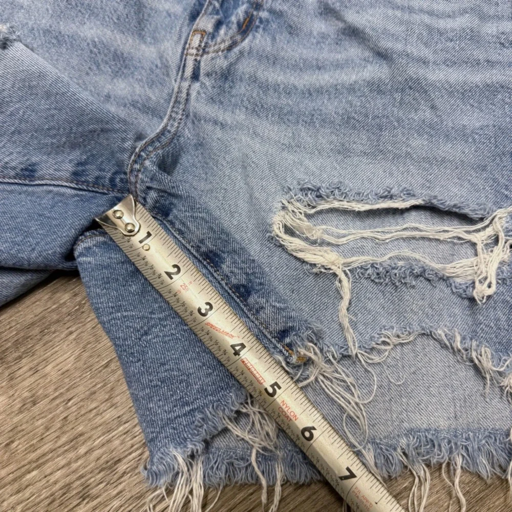 American Eagle Baggy Mom Shorts Light Wash Distressed Denim Size 6 Womens